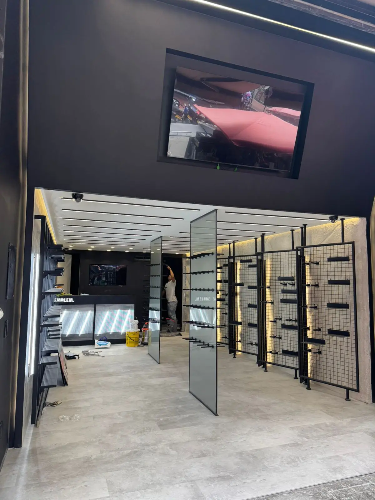 Local comercial con acabados modernos, cielo raso con iluminación LED y exhibidores metálicos